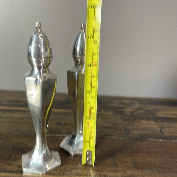 Vintage silver salt and pepper shakers - Picture 4 of 11